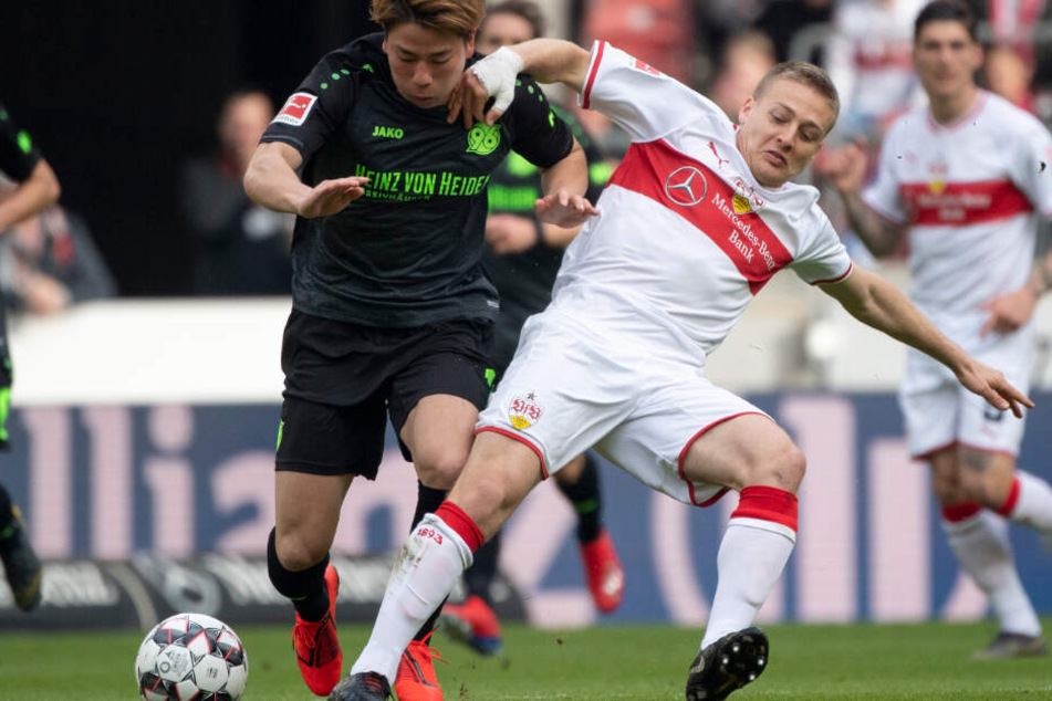 Hannovers Takuma Asano (l) im Zweikampf mit Stuttgarts Santiago Ascacibar.