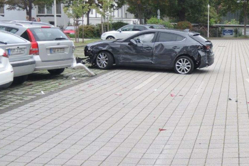 Vollkommen zerstört steht der Mazda der Unfallverursacherin auf einem Magdeburger Parkplatz.