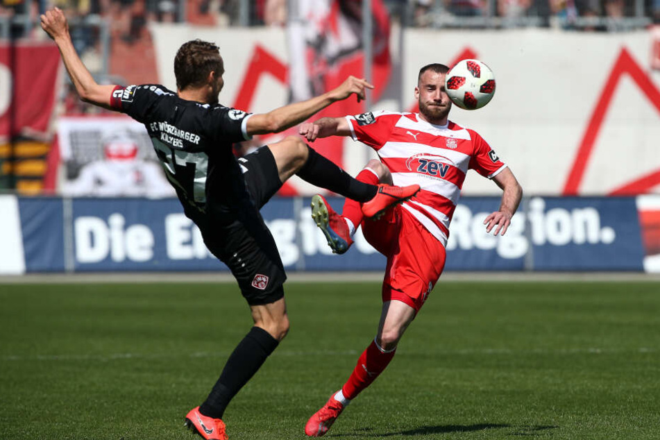 Sebastian Schuppan (l.) im Zweikampf mit Morris Schröter.