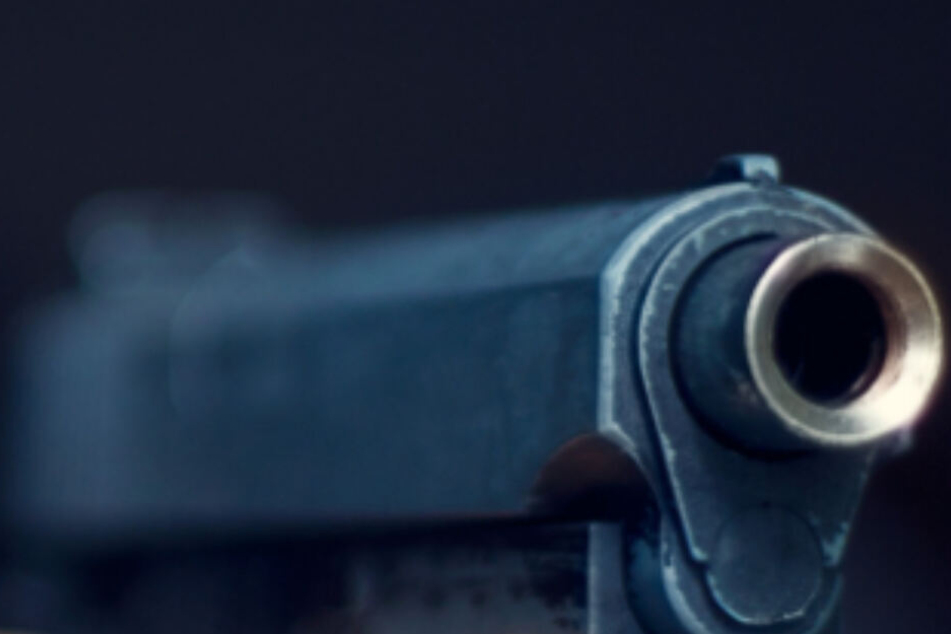Die Polizei schoss auf den Mann, als er mit einem Messer drohte. (Symbolbild)