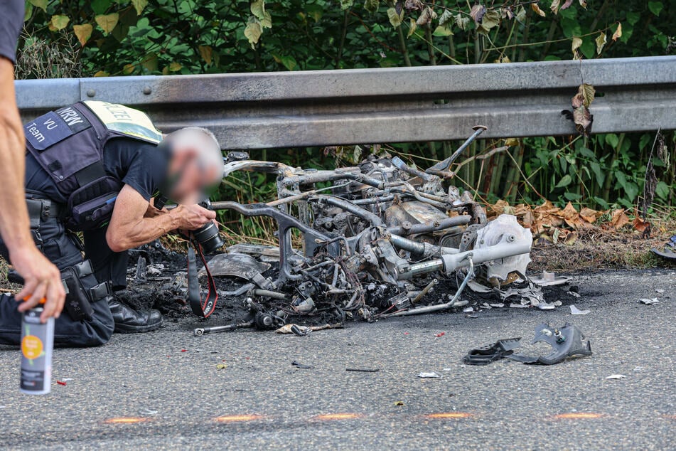 Polizisten sicherten nach dem tödlichen Crash umfangreiche Spuren an der Unfallstelle.