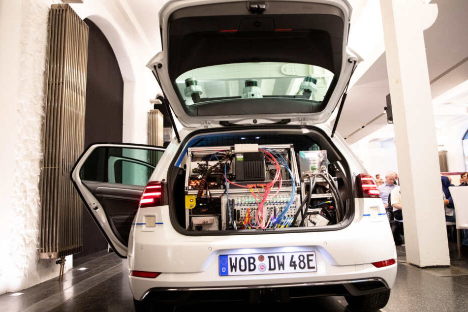 Der Kofferraum der Test-Autos ist gefüllt mit Technik.