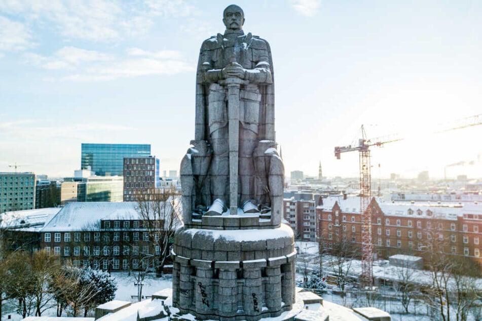 Das Bismarck-Denkmal thront über St. Pauli. In den kommenden Monaten wird der Riese saniert.