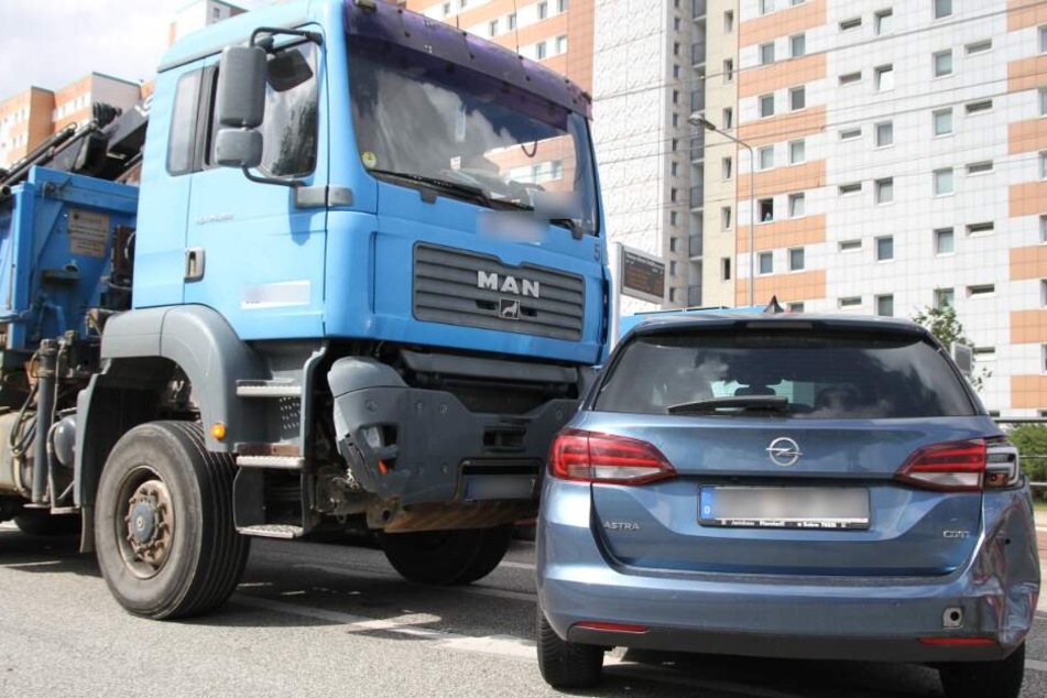 Sie wurde mit ihrem Wagen von dem Laster mitgeschleift.