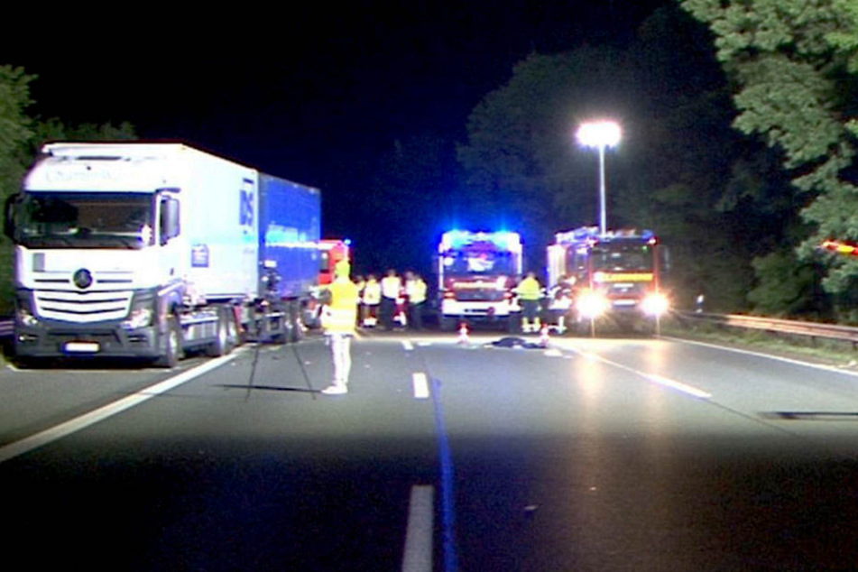 Ein Lkw erfasste die Frau und schleuderte sie auf die Fahrbahn.