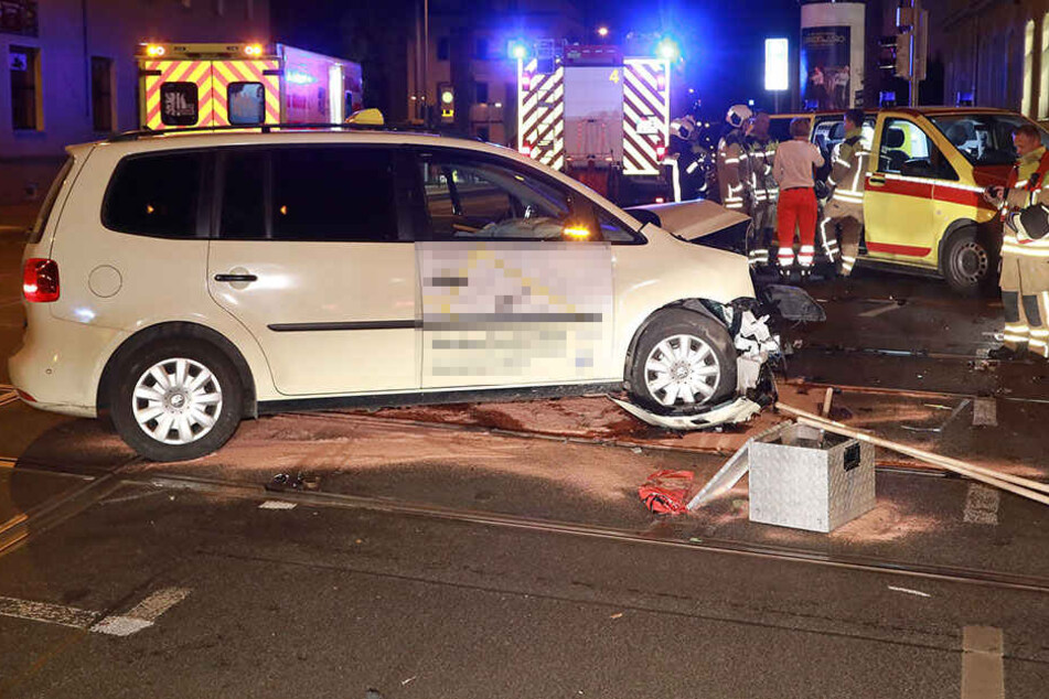 Der Taxifahrer und ein Fahrgast wurden ebenfalls verletzt.