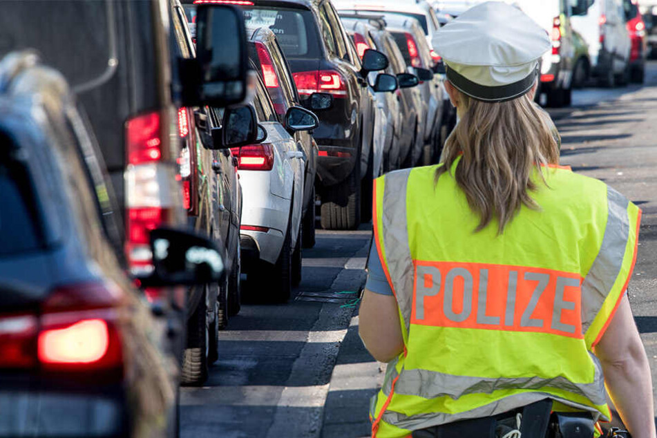 In Lippendorf, südlich von Leipzig, hat ein Irrer mit einem Spaten auf fahrende und geparkte Autos eingeschlagen. (Bildmontage)