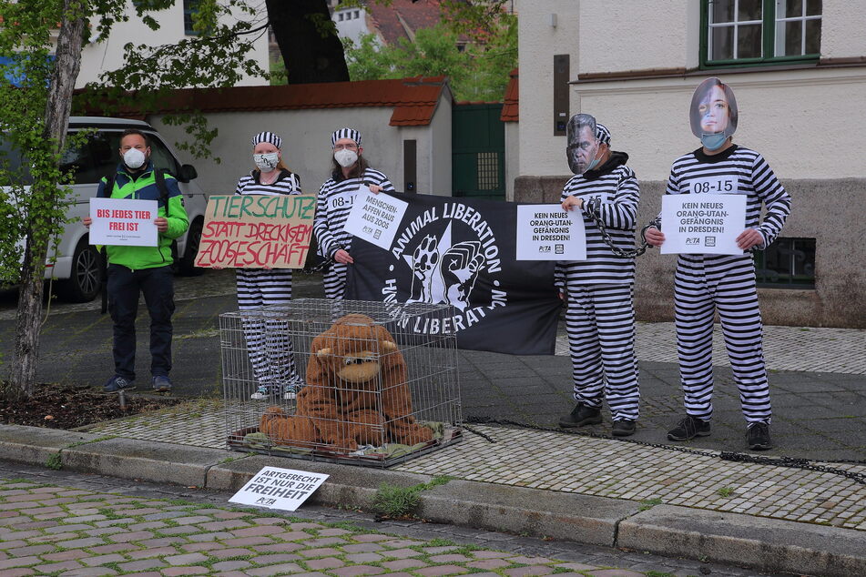 Vor der Messe wurde gegen eingesperrte Menschenaffen protestiert. Der Rat genehmigte den Neubau dennoch.