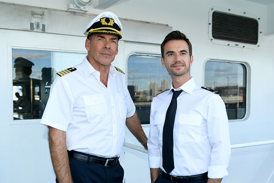 Florian Silbereisen (r.) löst Sascha Hehn als "Traumschiff"-Kapitän ab.