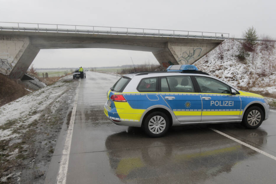 Am Samstag krachten bei winterlichen Straßenverhältnissen zwei Pkw frontal zusammen.