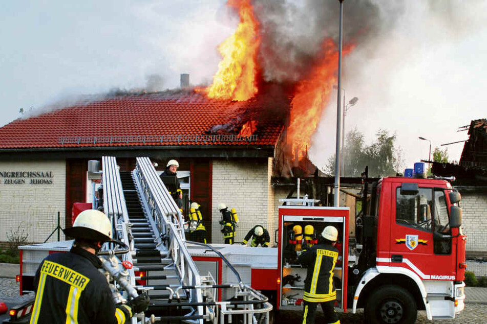 Auf den "Königreichssaal" der Zeugen Jehovas in Oschatz wurden bereits acht Brandanschläge verübt - hier ein Bild des Brandes 2010. Die letzten beiden gehen laut Anklage auf das Konto von Robert L.