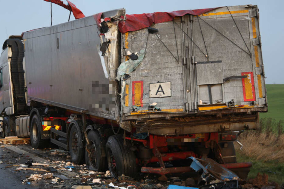Auf diesen Pannen-Wagen fuhr der Laster auf.