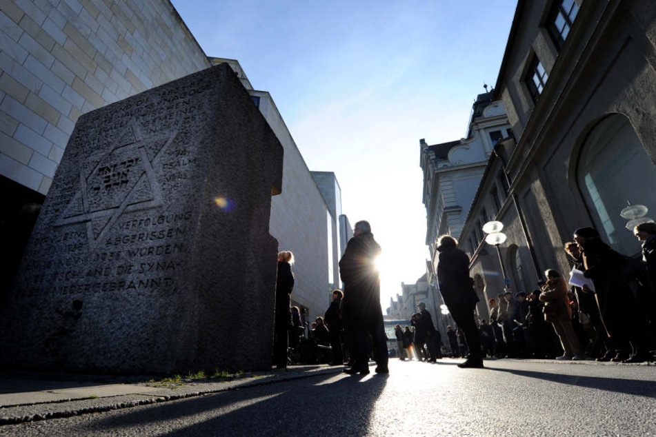 Am Gedenksteines ehemaligen Hauptsynagoge werden die Namen der über 1000 Opfer verlesen.