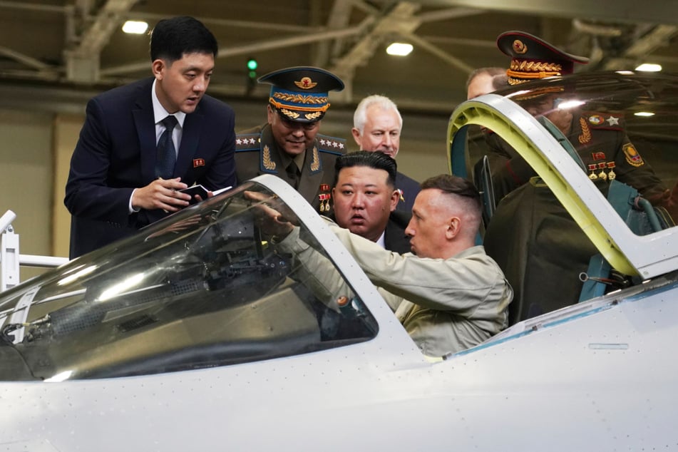Dieses von der Regierung der Region Chabarowsk veröffentlichte Foto zeigt Kim Jong Un (39) bei der Betrachtung des Cockpits eines Militärjets.