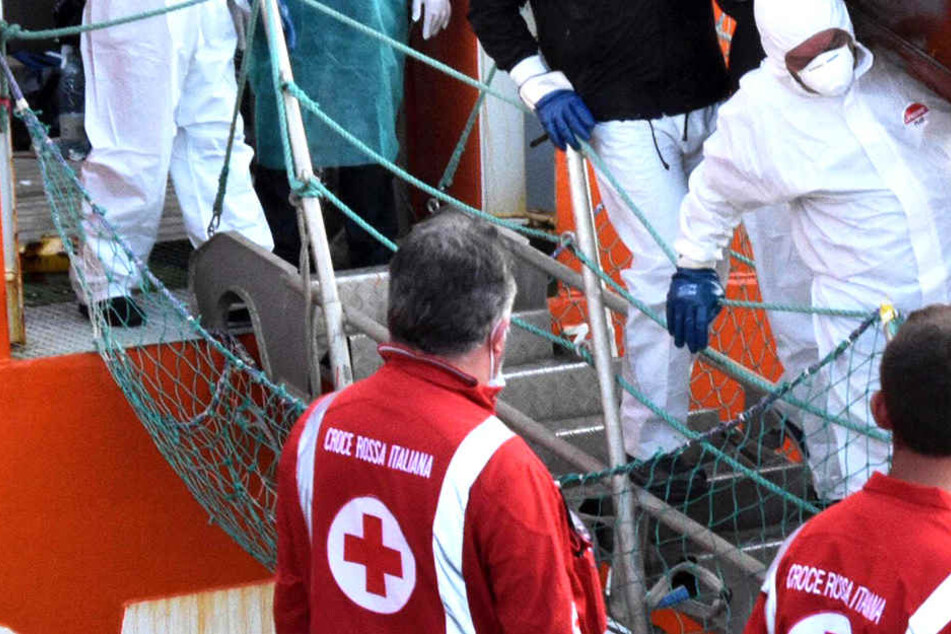 Mit einem Schiff kamen Migranten nach Italien. Einer davon war vollkommen ausgehungert (Archivbild).