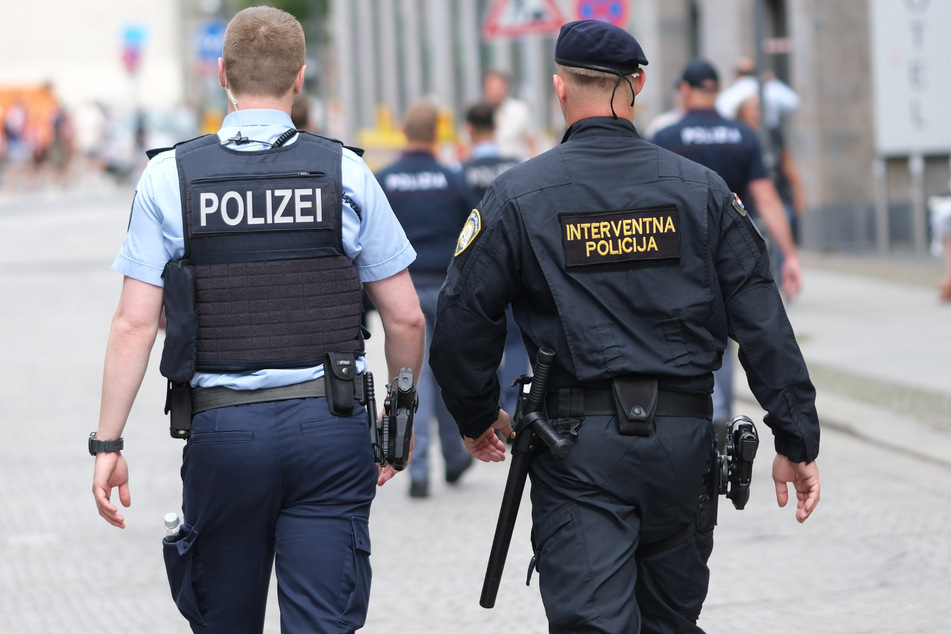 Ein Polizist aus Kroatien (rechts) und ein deutscher Bundespolizist auf gemeinsamer Streife.