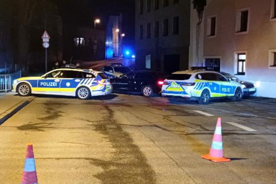 In der Kapuzinerstraße Ecke Mühltalstraße stoppten die Einsatzkräfte den Audi (rechts) an einer Hauswand.