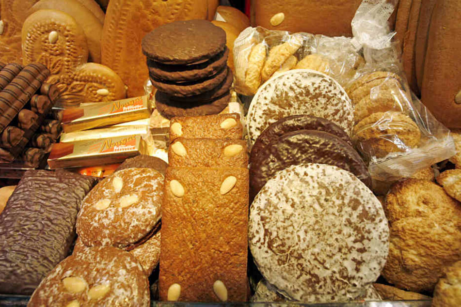 Schlemmen auf dem Heidelberger Weihnachtsmarkt: Auf einem Stand liegt eine Auswahl an Lebkuchen.