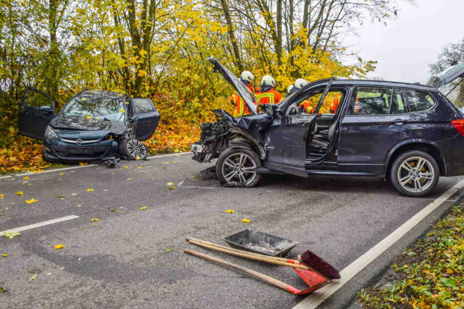 Zwei Autos sind frontal zusammengeprallt.