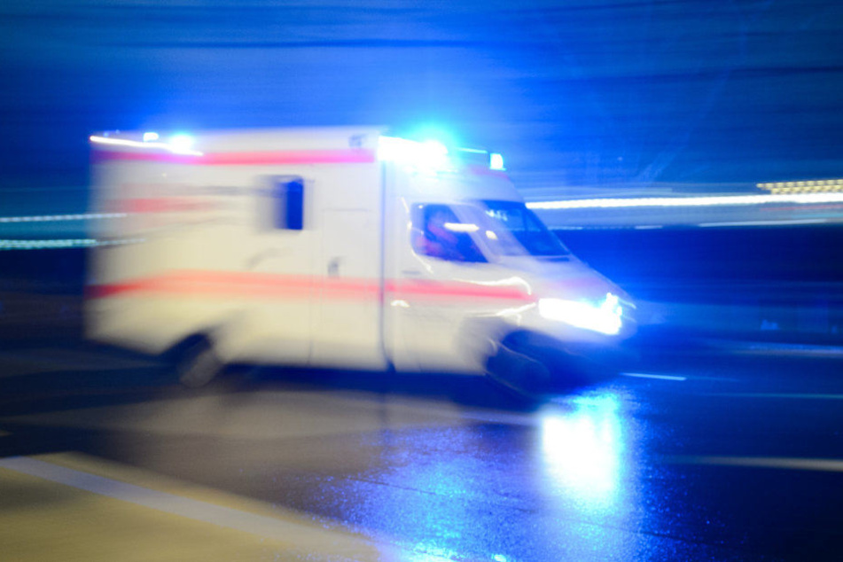 Die Frau wurde in ein Krankenhaus gebracht. (Symbolbild)