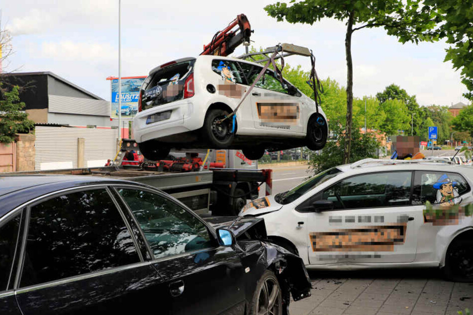 Die beschädigten Lieferwagen mussten abgeschleppt werden.