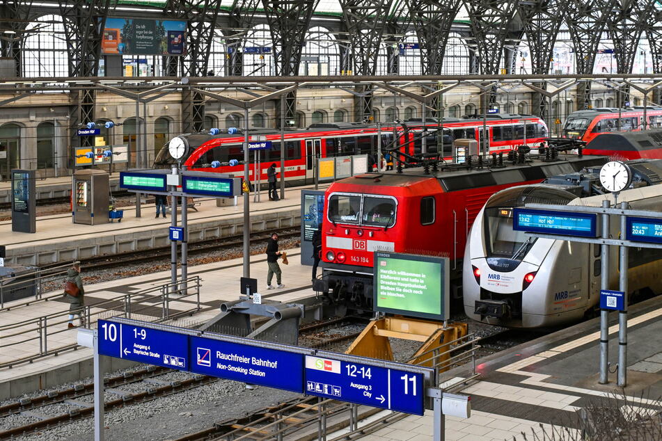 Mehrere Männer mit offenen Haftbefehlen beschäftigten Polizeibeamte am Dresdner Hauptbahnhof. (Archivbild)