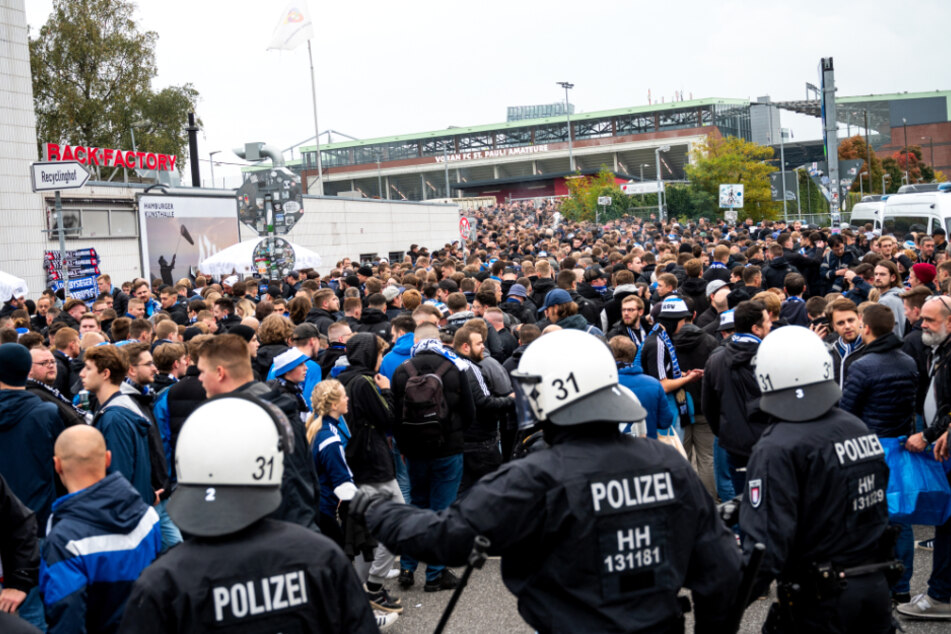 Beim letzten Duell zwischen dem FC St. Pauli und dem HSV am Millerntor kam es zu unschönen Szenen. Die Fans der Rothosen sprachen nun eine Warnung aus.