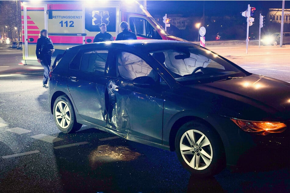 An dem Unfallwagen ist klar zu erkennen, wo beide Fahrzeuge zusammengestoßen sind.