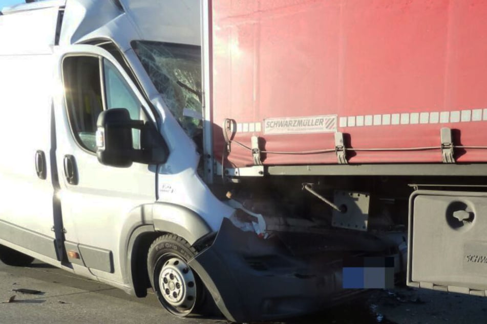 Der Transporter wurde komplett eingedrückt.