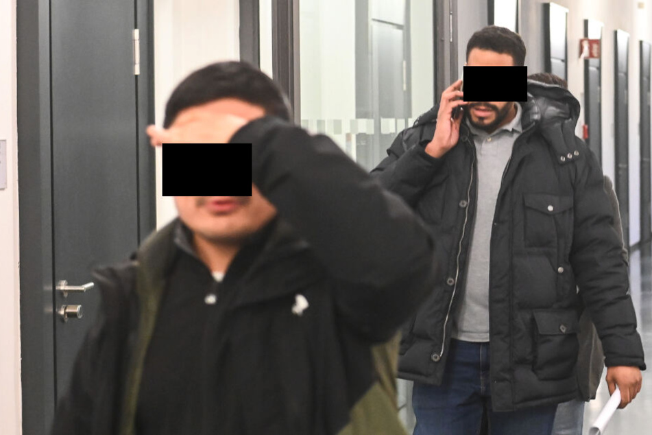 Eduardo P. (27, l.) organisierte über seinen Kumpel Marvin B. (27) die Fahrten quer durch das Land.