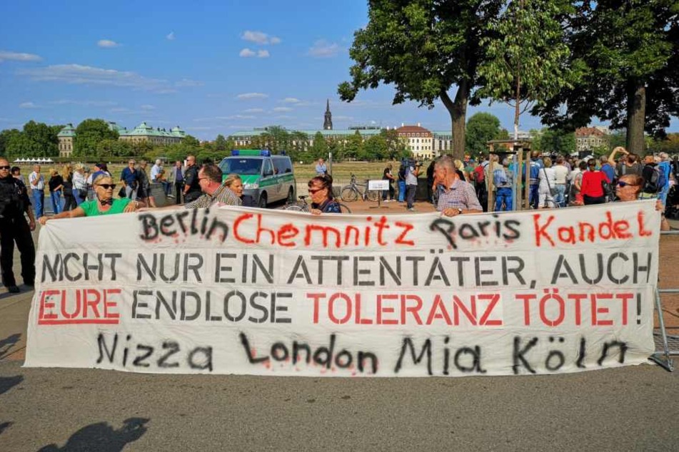 Rechte Demonstranten mit Banner.