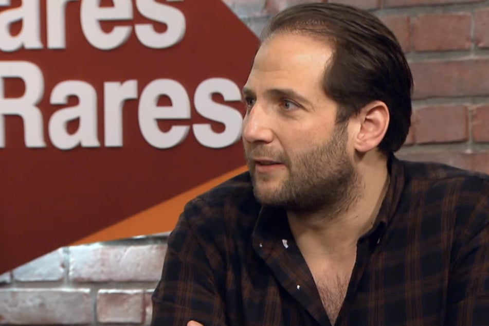 Händler Julian Schmitz-Avila (39) ist von Beginn an angetan von dem Papiertheater.