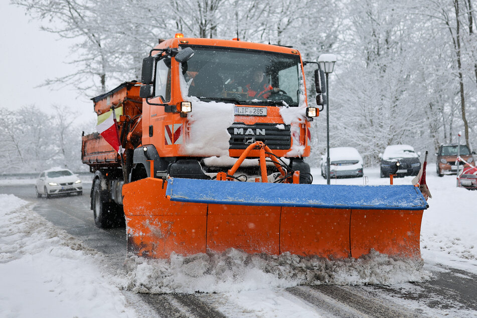 Die Leipziger Stadtreinigung arbeitet im Winter mit 100 großen und kleinen Räum- und Streufahrzeugen.