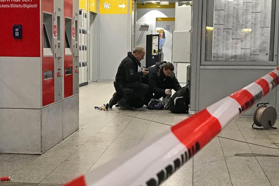Spezialisten untersuchten das Gepäckstück.