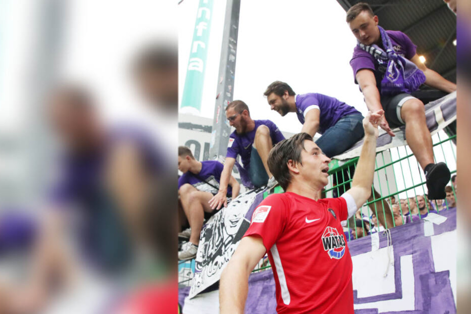 28. Juli 2019: Martin Männel klatscht nach dem Sieg zum Saisonauftakt bei der SpVgg Greuther Fürth mit den Fans ab.