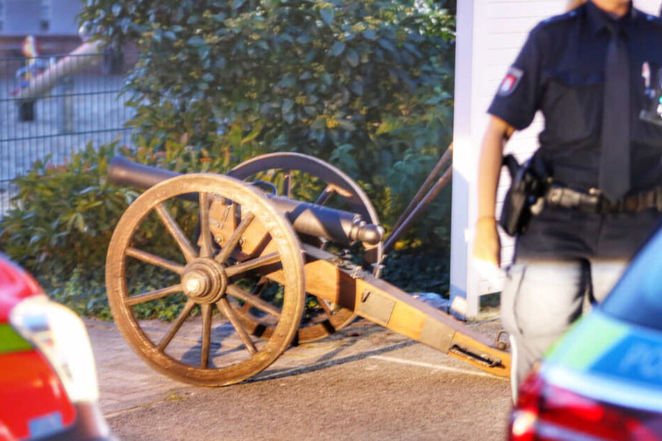 Die Polizisten sicherten Spuren an dieser Kanone.