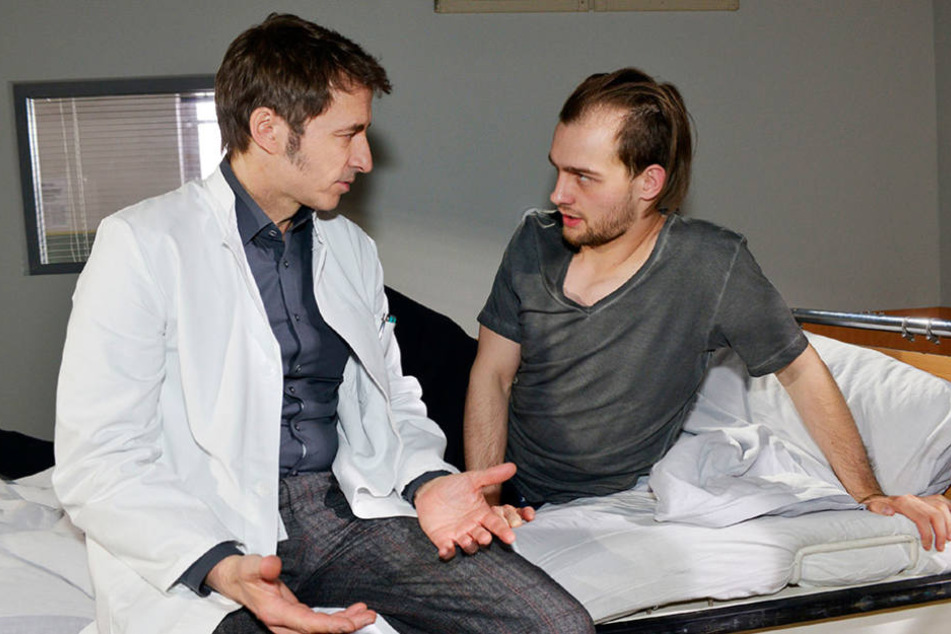 Chris (Eric Stehfest) kommt in der Klinik einfach nicht an Sunny ran.
