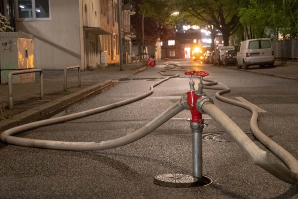 Mehrere Brände haben die Feuerwehren in Hamburg in der Nacht in Atem gehalten.