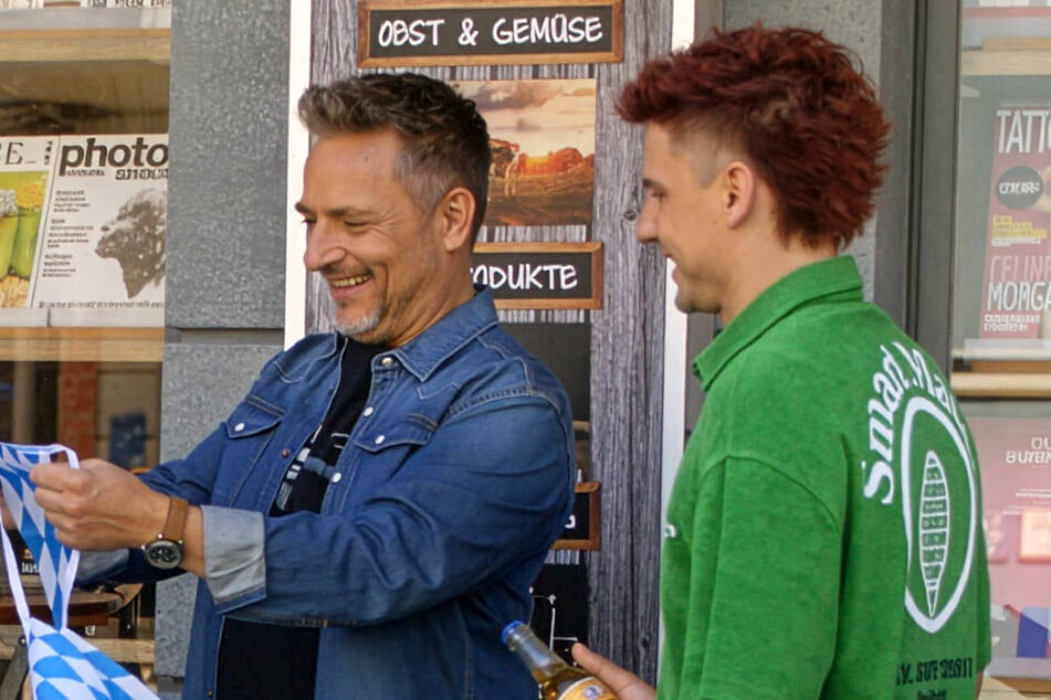 Michi (l.) überrumpelt Moritz mit gemeinsamen Urlaubsplänen.