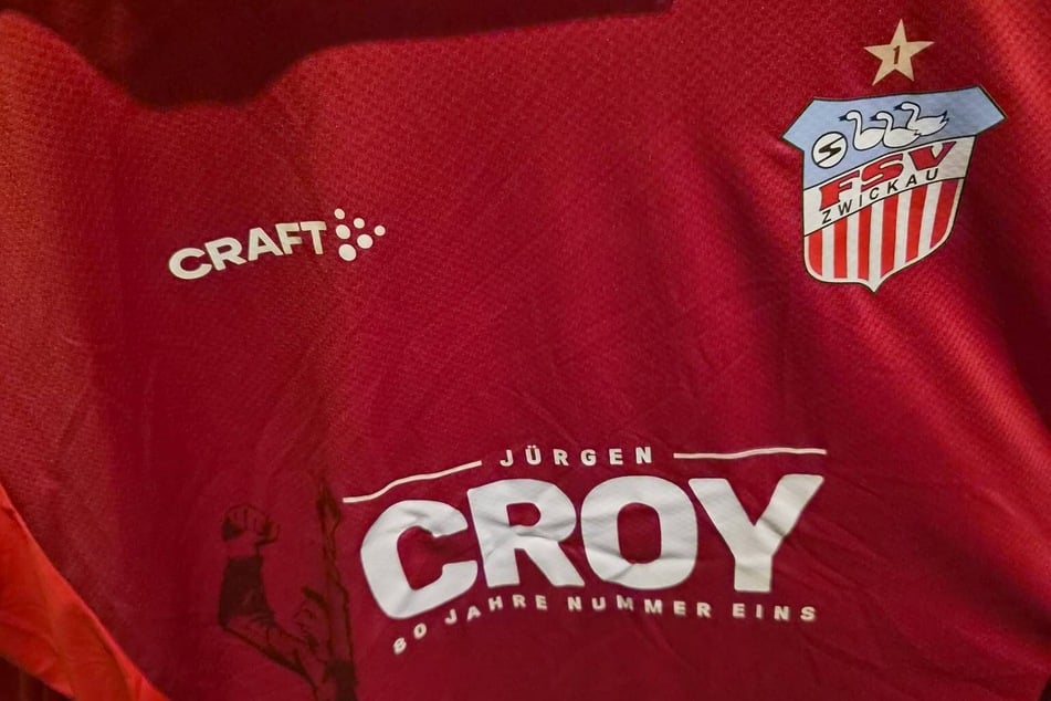 Der FSV Zwickau hat anlässlich des 80. Geburtstags seines Vereinsidols ein Sondertrikot entworfen. Interessant: Erstmals ziert das neue Vereinswappen die Brust.