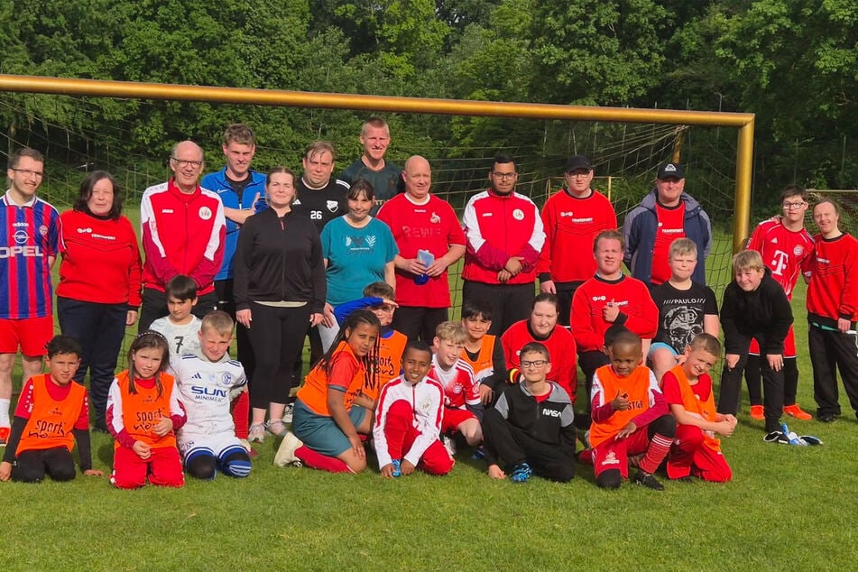 Ein erstes Testspiel absolvierte die Inklusionsmannschaft des SV Brake gegen die E-Jugend des Vereins. "Damit wollten wir beiden Seiten zeigen, dass niemand Berührungsängste haben muss. Wir gehören alle zusammen", so Hinrichs.