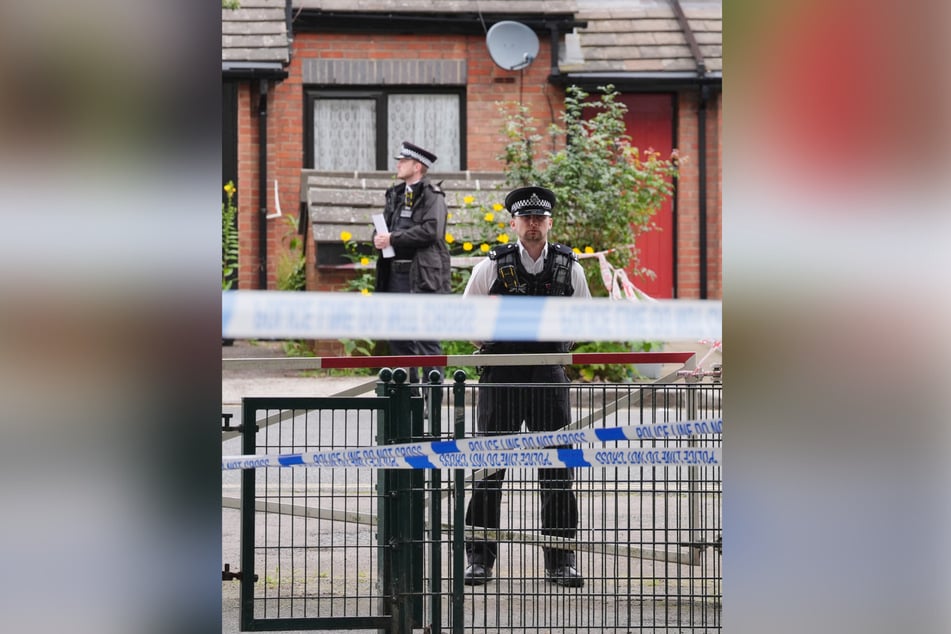 Polizisten stehen Wache an einem abgesperrten Bereich in Shepherd's Bush, nachdem in der englischen Stadt Bristol zwei Koffer mit Leichenteilen gefunden wurden.