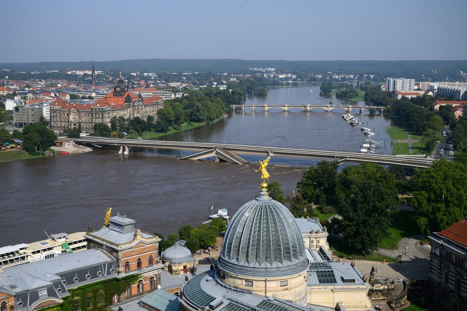 Blick über Dresden auf die Elbe und den eingestürzten Zug der Carolabrücke. Nach der Katastrophe stellt man auch die Prüfverfahren für Brücken infrage und plant Änderungen am Regelwerk.