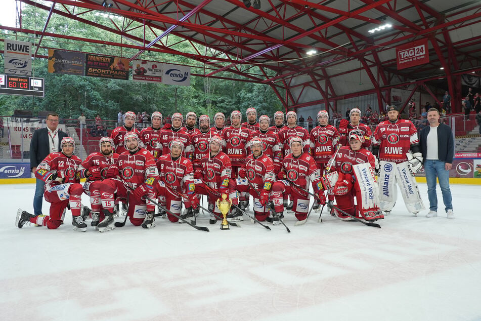 Trotz der klaren Finalniederlage gegen die Fischtown Pinguins gab's für die Eispiraten was zu feiern. Der Pokal für Platz zwei beim CCM-Cup ist bei den hochklassigen Gegnern aller Ehren wert.