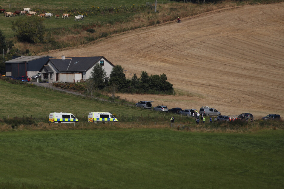 Fahrzeuge von Einsatzkräften stehen in der Nähe des Ortes, an dem der Zug in Stonehaven entgleist ist.