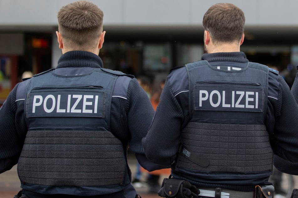 In Dresden wurden mehrere Polizisten beleidigt und verletzt. (Symbolbild)
