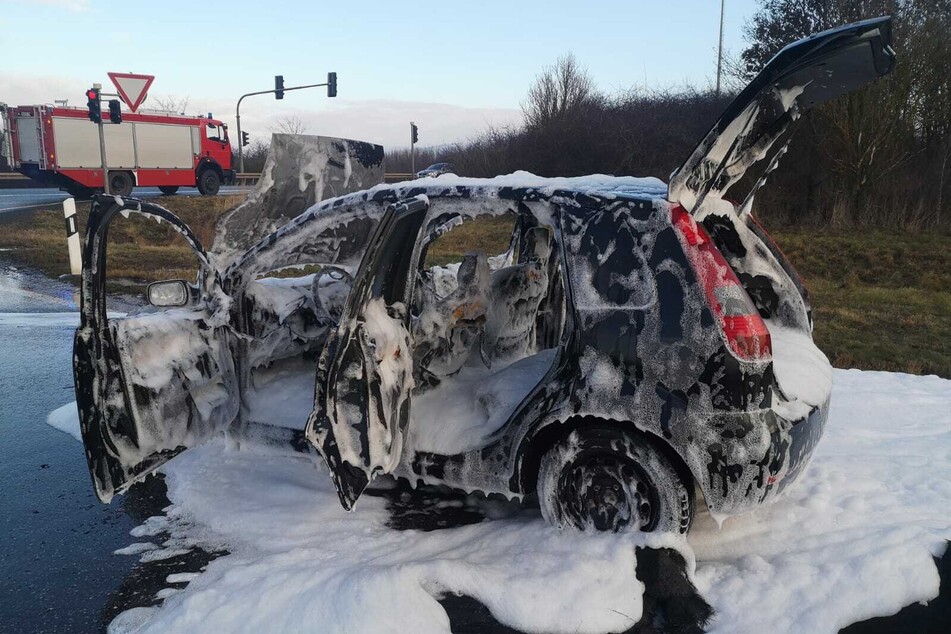 Komplett in Weiß gehüllt: Zuvor war der Motorraum des Ford Fiesta in Brand geraten.