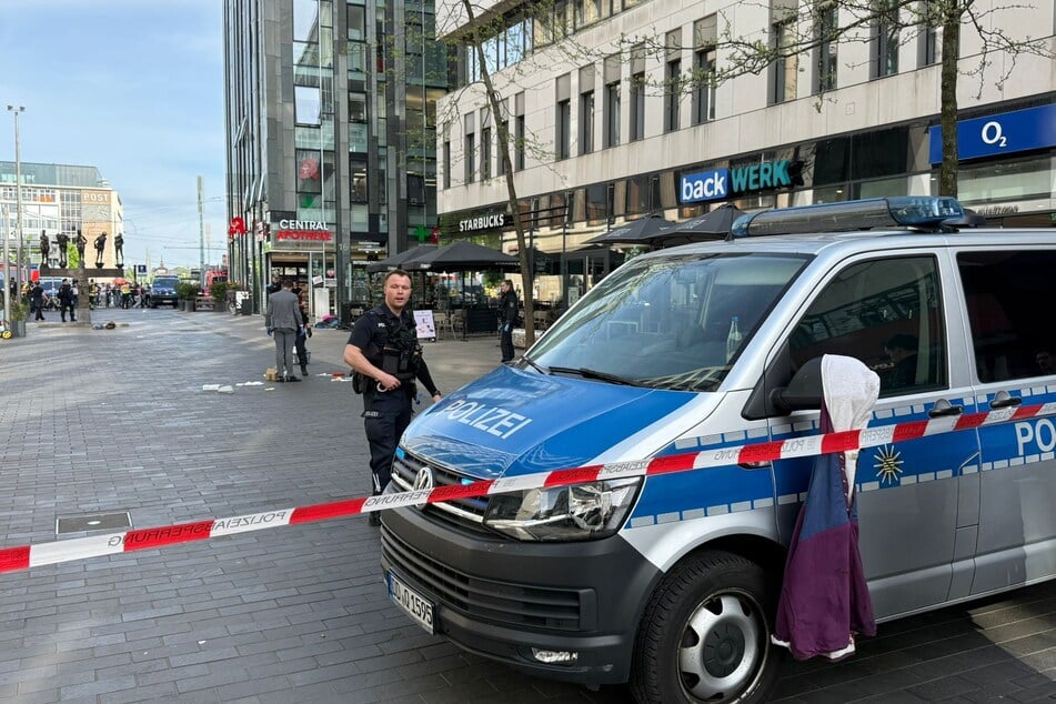 Ein Großaufgebot der Polizei ist vor Ort.