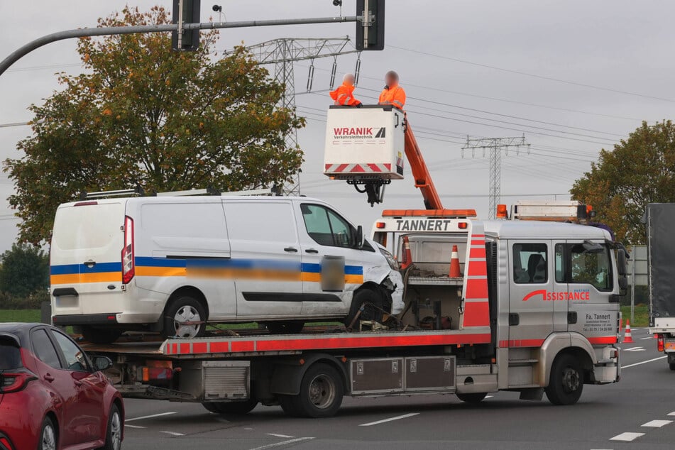 Ampel ausgefallen: Fahrzeuge krachen kurz vor Leipzig ineinander