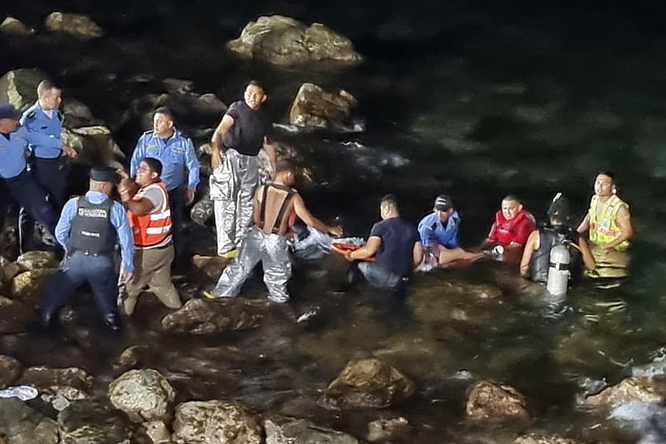 Rettungskräfte versuchten, die Flugzeuginsassen so schnell wie möglich aus dem Wasser zu retten.